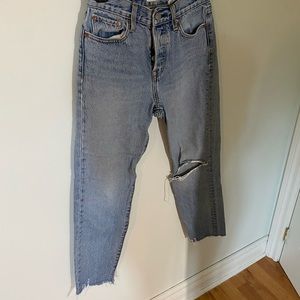 LEVIS WEDGIE RIPPED SIZE 25 FIT LIKE SIZE 24
